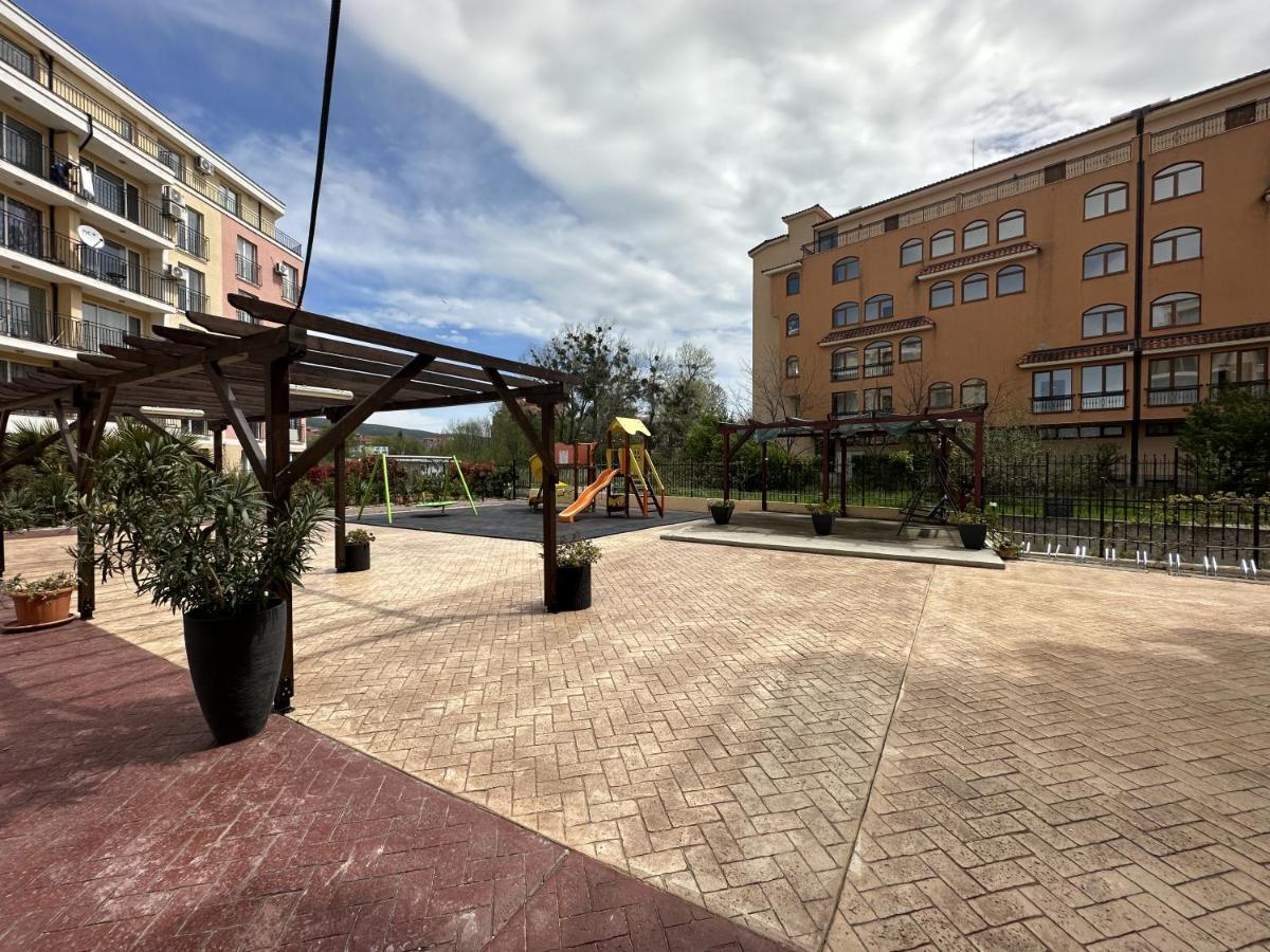 Cozy Apartment Slântsjev Brjag Eksteriør bilde