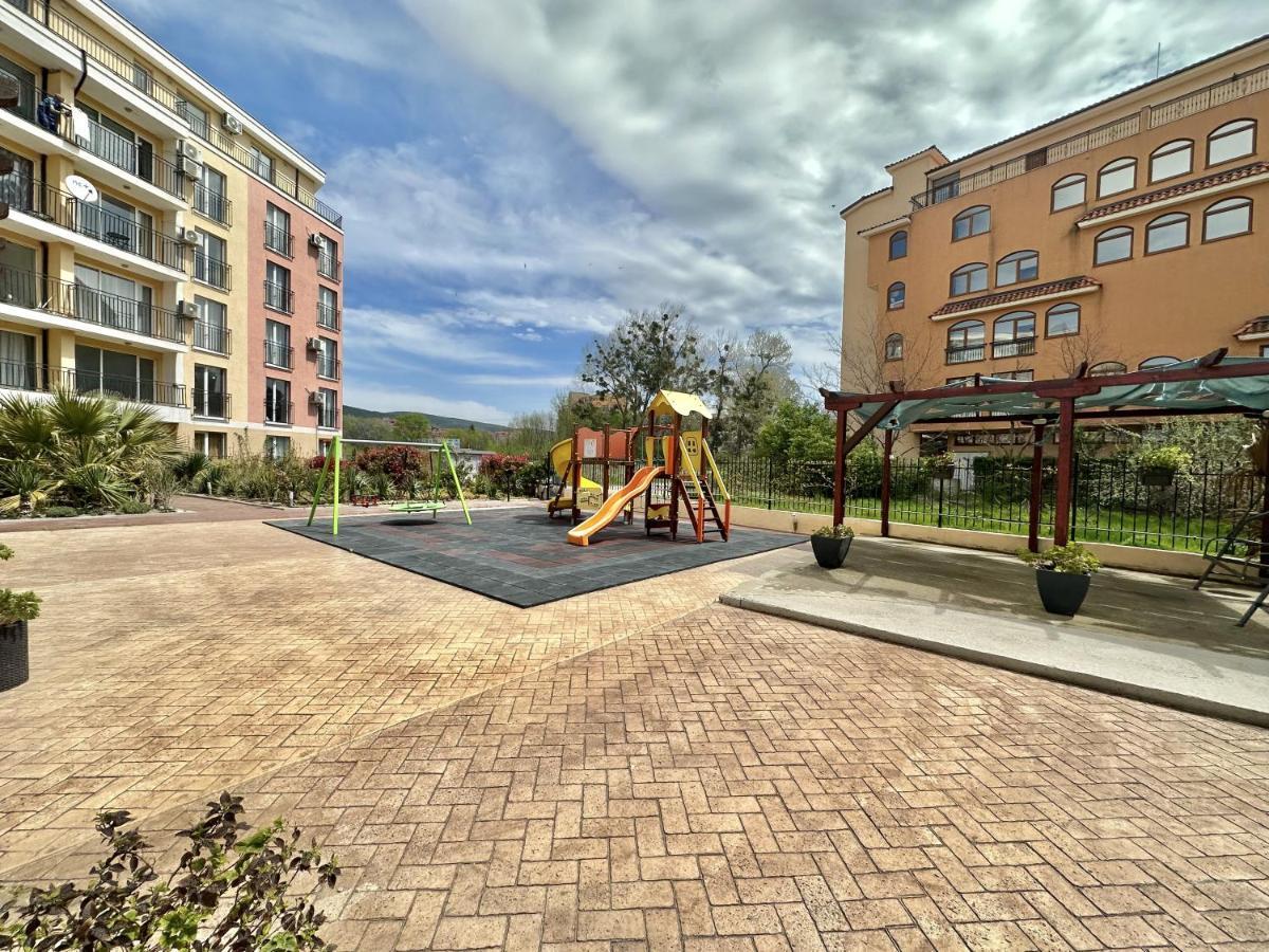 Cozy Apartment Slântsjev Brjag Eksteriør bilde